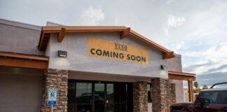 A temporary banner for Vero Chicago Pizza spotted at the former location of Dell's Pizza and Wings Express on March 26, 2024. [Bryan Mordt]